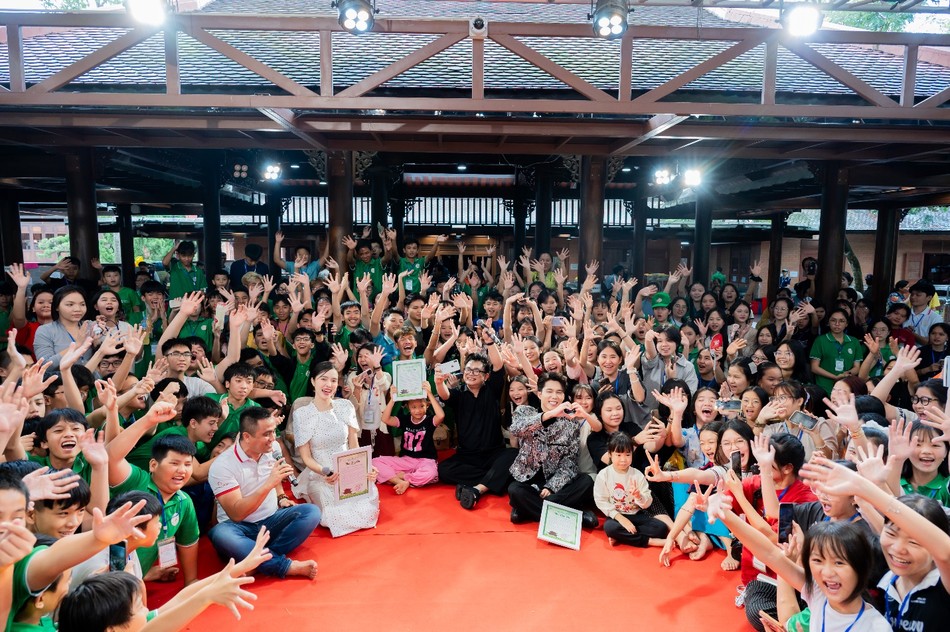 Giao lưu cùng các nghệ sĩ nổi tiếng, diễn giả truyền cảm hứng Giao lưu cùng các nghệ sĩ nổi tiếng, diễn giả truyền cảm hứng