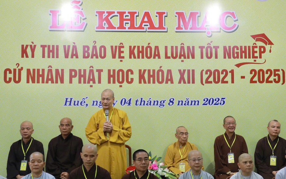 Hòa thượng Viện trưởng sách tấn Tăng Ni sinh tại lễ khai mạc kỳ thi