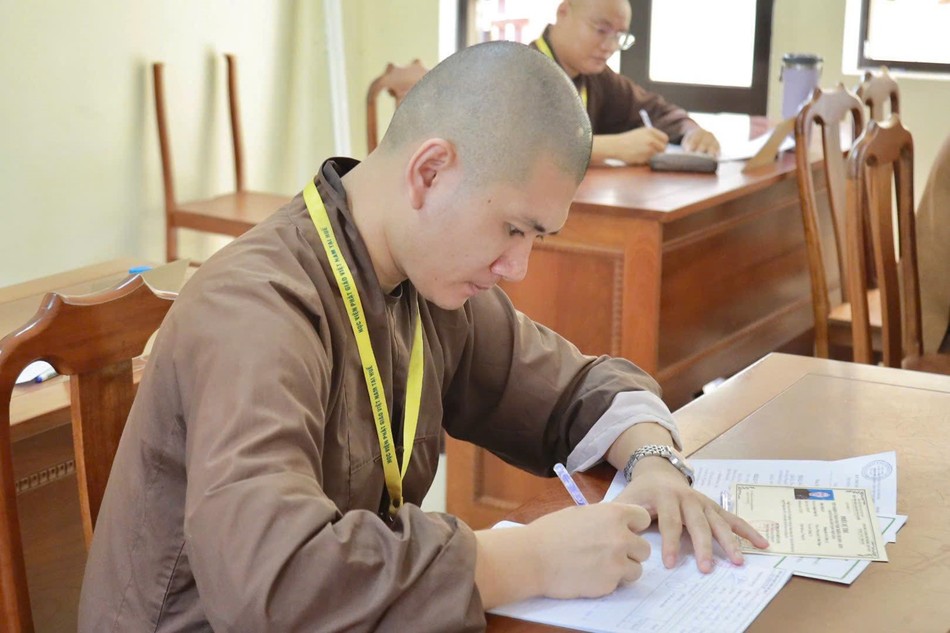 Thí sinh nghiêm túc làm bài thi