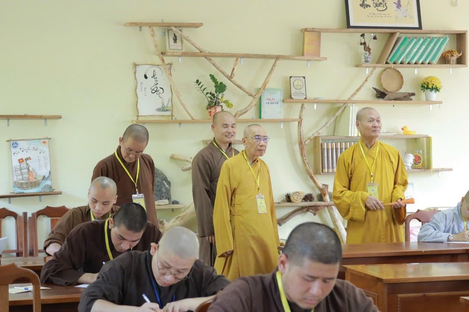 Chư tôn đức Hội đồng Chỉ đạo, Hội đồng Điều hành Học viện quang lâm phòng thi khuyến khích Tăng Ni sinh viên