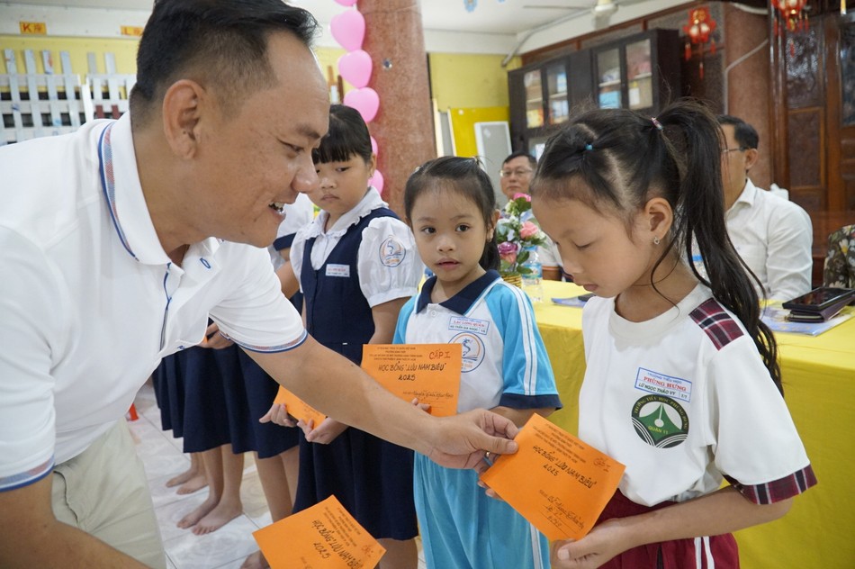 40 suất học bổng được trao tặng đến thế hệ trẻ tiếp nối Câu lạc bộ Hành trình xanh 40 suất học bổng được trao tặng đến thế hệ trẻ tiếp nối Câu lạc bộ Hành trình xanh