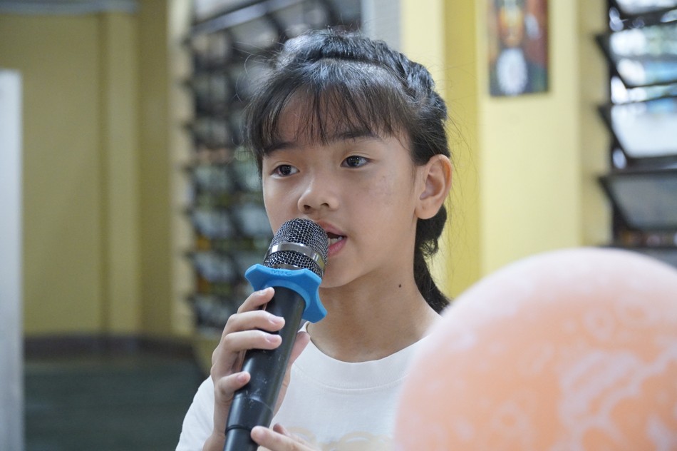 Đại diện học sinh nhận học bổng phát biểu tri ân đến Hòa thượng và thành viên câu lạc bộ dành tặng phần thưởng chuẩn bị cho ngày khai giảng năm học mới Đại diện học sinh nhận học bổng phát biểu tri ân đến Hòa thượng và thành viên câu lạc bộ dành tặng phần thưởng chuẩn bị cho ngày khai giảng năm học mới
