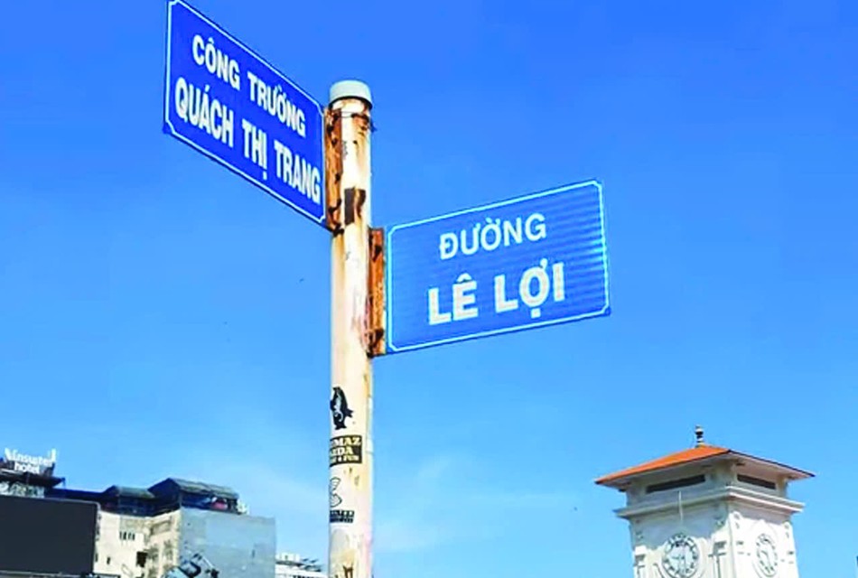 Bảng tên công trường Quách Thị Trang trước chợ Bến Thành Bảng tên công trường Quách Thị Trang trước chợ Bến Thành
