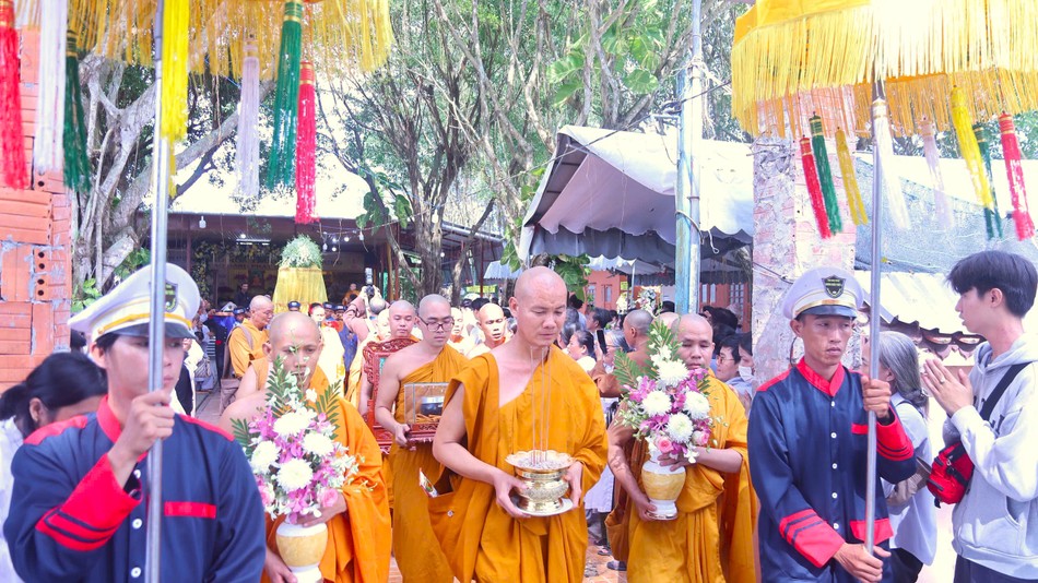 Cung thỉnh bát hương, y bát, di ảnh, kim quan Trưởng lão Hòa thượng Thích Giác Dũng rời Giác linh đường tịnh xá An Lạc Cung thỉnh bát hương, y bát, di ảnh, kim quan Trưởng lão Hòa thượng Thích Giác Dũng rời Giác linh đường tịnh xá An Lạc