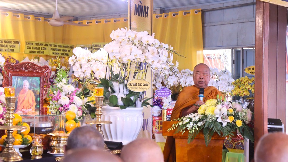 Hòa thượng Thích Giác Pháp đọc điếu văn của hệ phái Khất sĩ Hòa thượng Thích Giác Pháp đọc điếu văn của hệ phái Khất sĩ