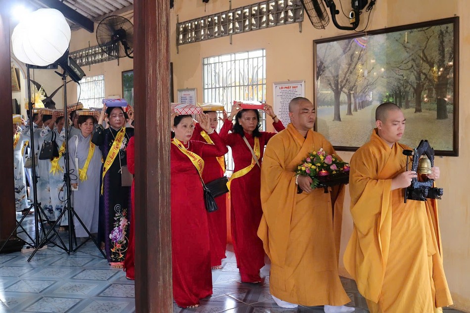 Phật tử nhiễu y quanh chánh điện Phật tử nhiễu y quanh chánh điện