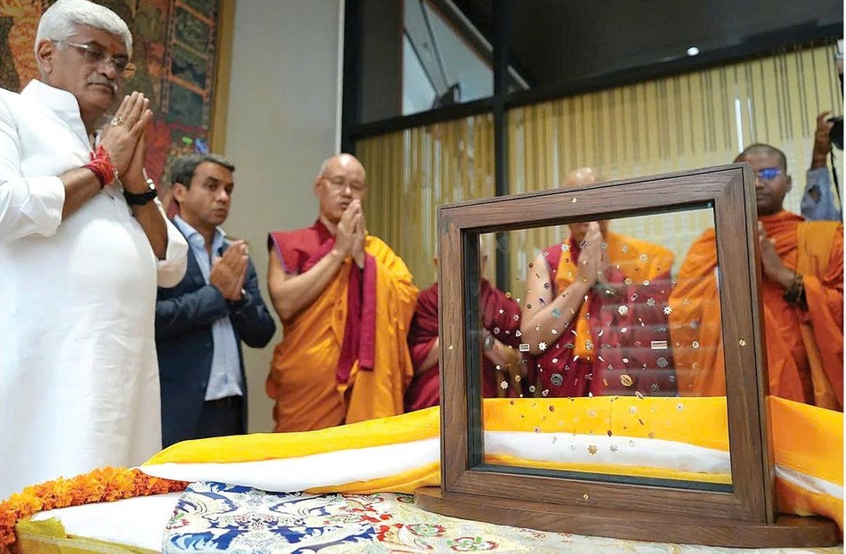 Chư Tăng và các quan chức cấp cao của Ấn Độ tụng kinh cầu nguyện trong buổi lễ - Ảnh: The Times of India