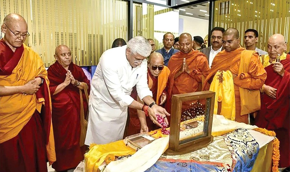 Shri Gajendra Singh Shekhawat, Bộ trưởng Văn hóa và Du lịch Ấn Độ cúng dường hoa lên các bảo vật Piprahwa - Ảnh: uk.news.yahoo.com