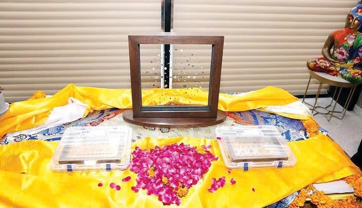 Các bảo vật được làm lễ và cúng dường tại Bảo tàng Quốc gia Delhi - Ảnh: The Times of India