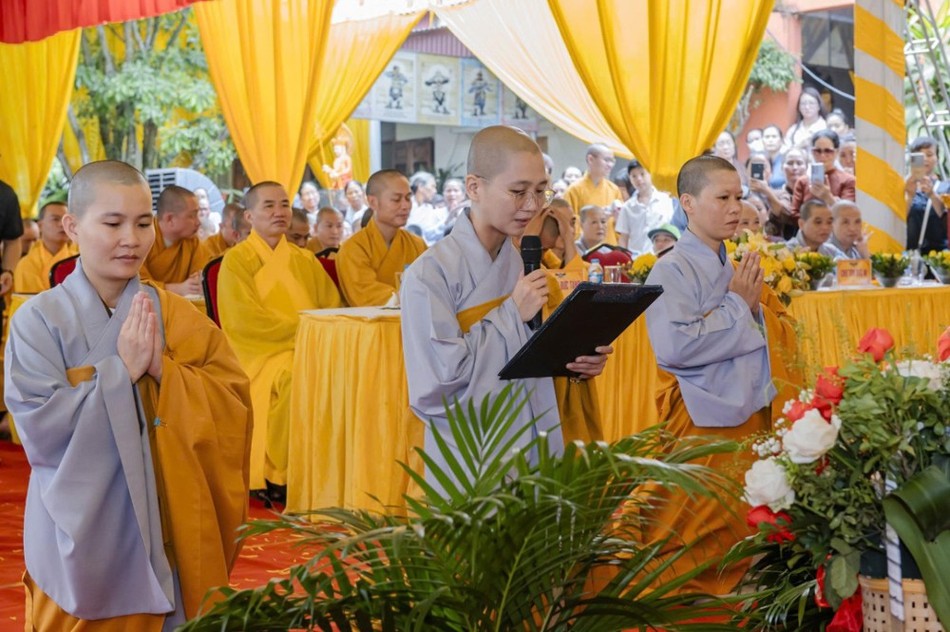 Sư cô tân trụ trì dâng lời phát nguyện Sư cô tân trụ trì dâng lời phát nguyện