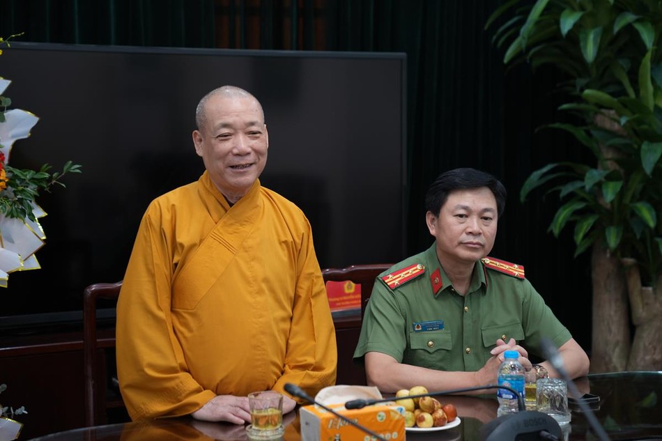 Hòa thượng Thích Bảo Nghiêm gửi lời chúc mừng tới toàn thể cán bộ, chiến sĩ công an Phòng An ninh nội địa - Công an TP.Hà Nội
