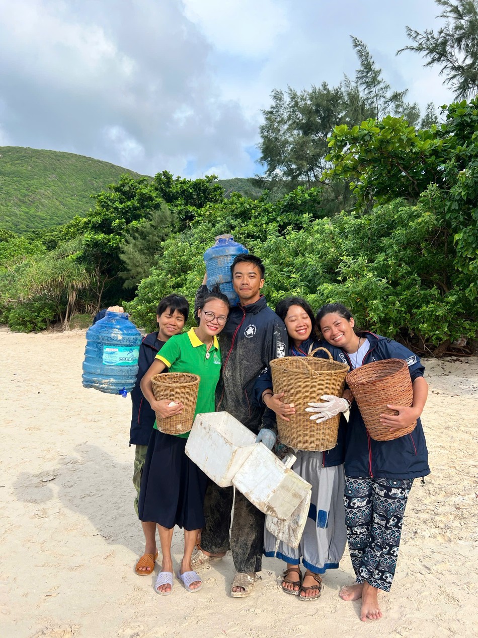 Bảo Bình cùng tình nguyện viên nhặt rác, giữ sạch môi trường tại Vườn Quốc gia Côn Đảo