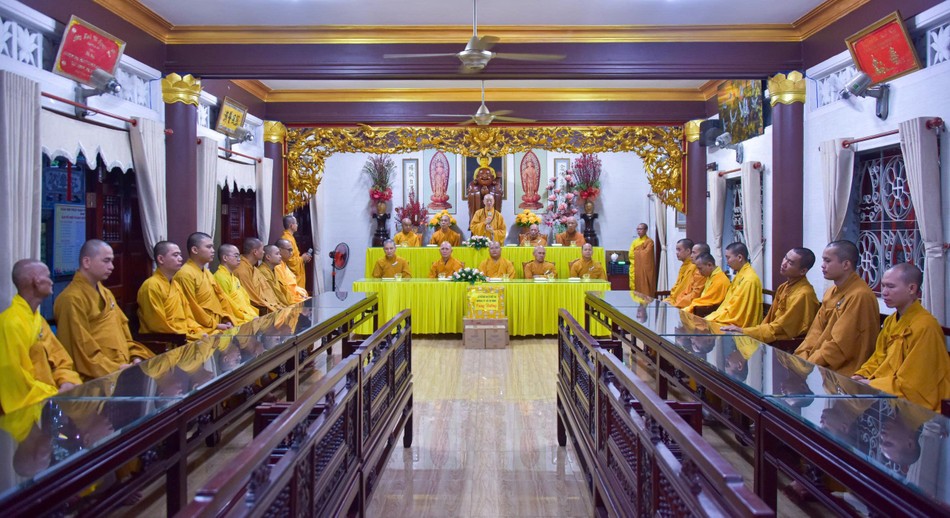 Đoàn 6 do Hòa thượng Thích Hiển Đức, Ủy viên Hội đồng Trị sự, Trưởng ban Pháp chế GHPGVN TP.HCM làm trưởng đoàn; cùng đi có Thượng tọa Thích Giác Trí, Ủy viên Thường trực Ban Trị sự; Đại đức Thích Hải Đạt, Ủy viên Ban Thường trực, Phó Văn phòng Ban Trị sự GHPGVN TP.HCM thăm trường hạ chùa Báo Ân (P.Tân Sơn Nhất)