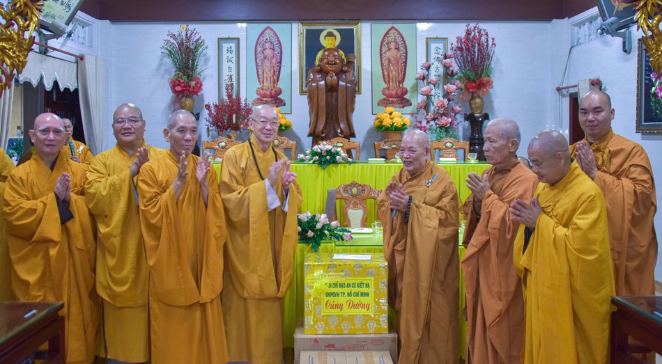 Ban Chức sự nhận phẩm vật cúng dường của đoàn Ban Thường trực Ban Trị sự GHPGVN TP.HCM cúng dường