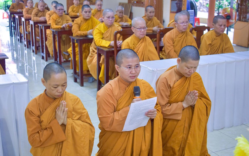 Đại diện Ban Thư ký trường hạ báo cáo tình hình tu học đến chư tôn đức