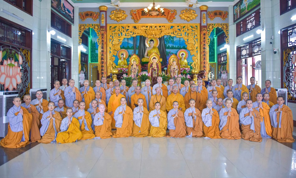 Các hành giả chụp hình lưu niệm cùng chư tôn đức