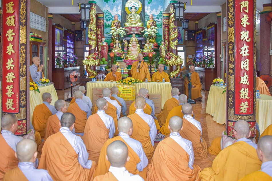 Ban Chức sự trường hạ chùa Bồ Đề (P.Khánh Hội) do Ni trưởng Thích nữ Hạnh Ngọc làm Thiền chủ, hướng dẫn cho 88 hành giả Ni an tâm tu học trong 3 tháng An cư kiết hạ