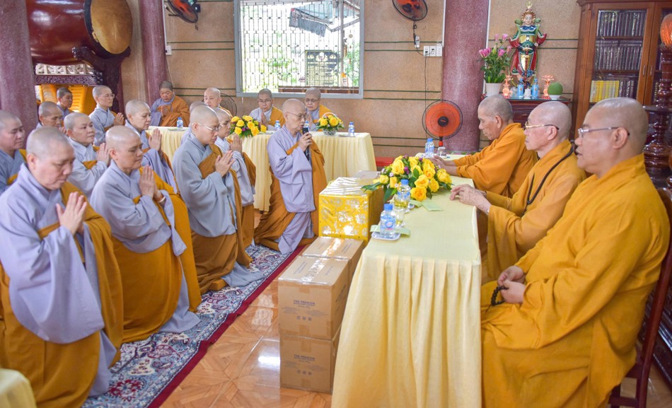 Ni trưởng Thích nữ Hạnh Ngọc cùng các hành giả tri ân sự quan tâm của Ban Thường trực Ban Trị sự GHPGVN TP.HCM