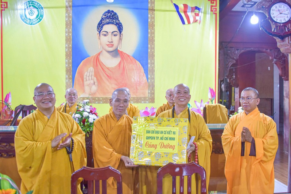 Trao phẩm vật cúng dường đến các hành giả