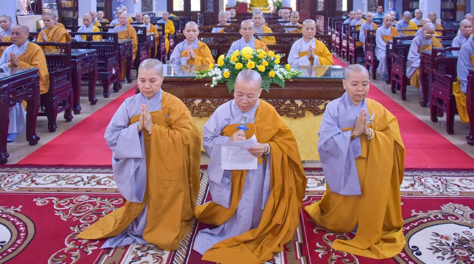 Ban Thư ký trường hạ báo cáo tình hình tu học của chư Ni trong 3 tháng an cư