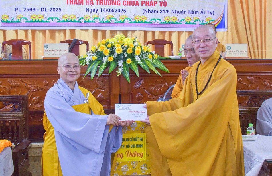 Hòa thượng Thích Hiển Đức trao phẩm vật cúng dường đến Ban Chức sự trường hạ chùa Pháp Võ