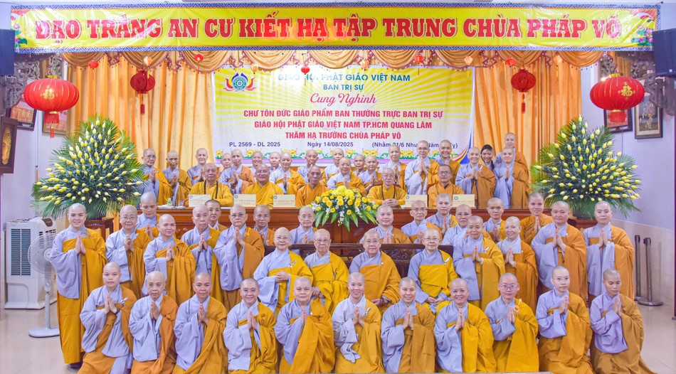 Các hành giả chụp hình lưu niệm cùng chư tôn đức