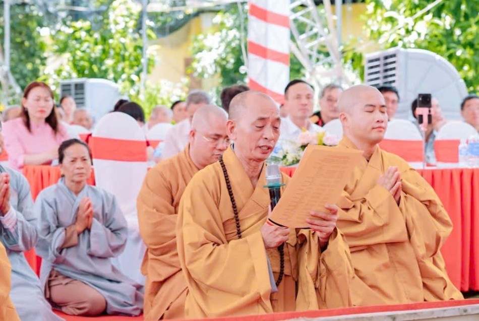 Đại đức Thích Đồng Mẫn dâng lời phát nguyện