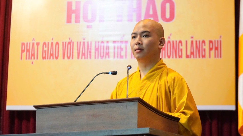 Tăng sinh trình bày tham luận tại hội thảo Tăng sinh trình bày tham luận tại hội thảo