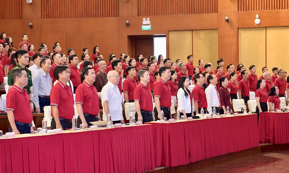 Các đại biểu thực hiện nghi thức chào cờ bắt đầu hội nghị Các đại biểu thực hiện nghi thức chào cờ bắt đầu hội nghị