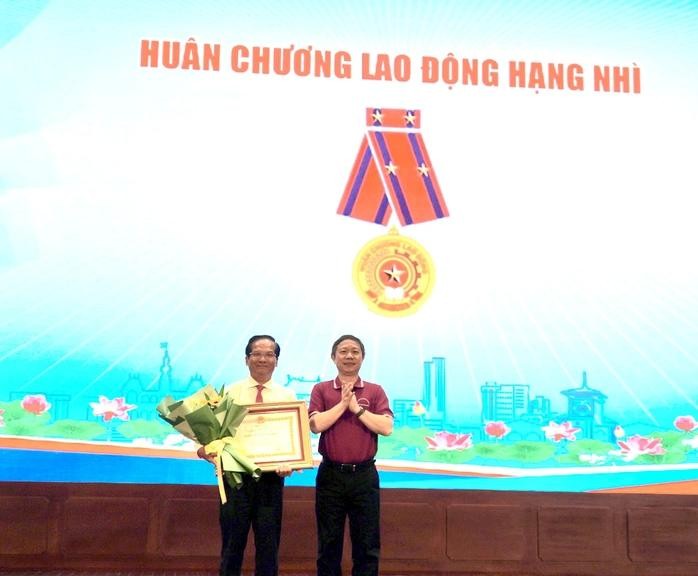 Trao Huân chương Lao động hạng Nhì cho ông Trần Văn Khuyên Trao Huân chương Lao động hạng Nhì cho ông Trần Văn Khuyên