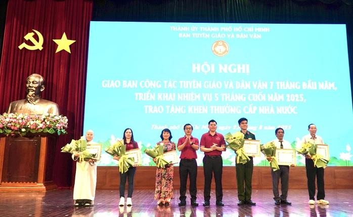 Trao Bằng khen của Ban Tuyên giáo và Dân vận Trung ương cho các cá nhân, tập thể Trao Bằng khen của Ban Tuyên giáo và Dân vận Trung ương cho các cá nhân, tập thể