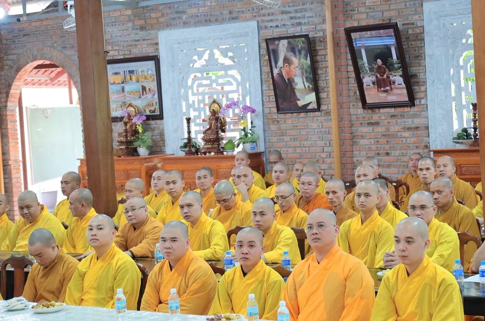 Tăng sinh nghe pháp thoại Tăng sinh nghe pháp thoại