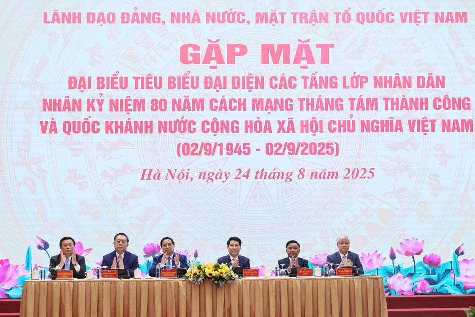 Chủ tịch nước Lương Cường; Thủ tướng Chính phủ Phạm Minh Chính; Thường trực Ban Bí thư Trần Cẩm Tú; Chủ tịch Ủy ban Trung ương MTTQVN Đỗ Văn Chiến; Trưởng ban Tuyên giáo và Dân vận Trung ương Nguyễn Trọng Nghĩa; Giám đốc Học viện Chính trị Quốc gia Hồ Chí Minh Nguyễn Xuân Thắng chủ trì hội nghị - Ảnh: Quang Vinh