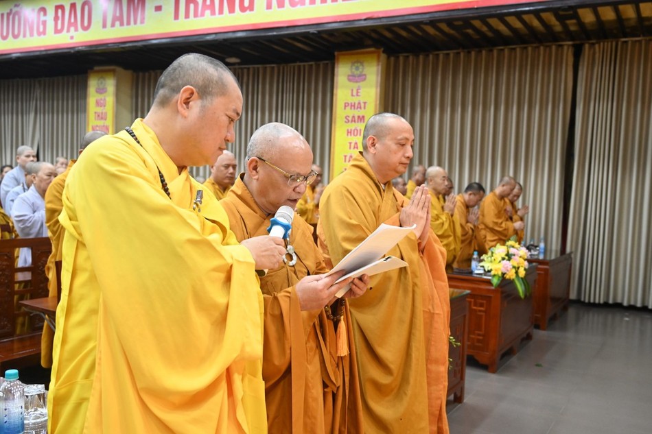 Thượng tọa Thích Tục Hạnh tác bạch tạ pháp Thượng tọa Thích Tục Hạnh tác bạch tạ pháp