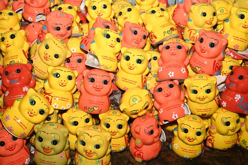 Lợn đất được các gia đình Phật tử nuôi và mang tới chùa để ủng hộ Ban Khuyến học chùa Quỳnh Cư