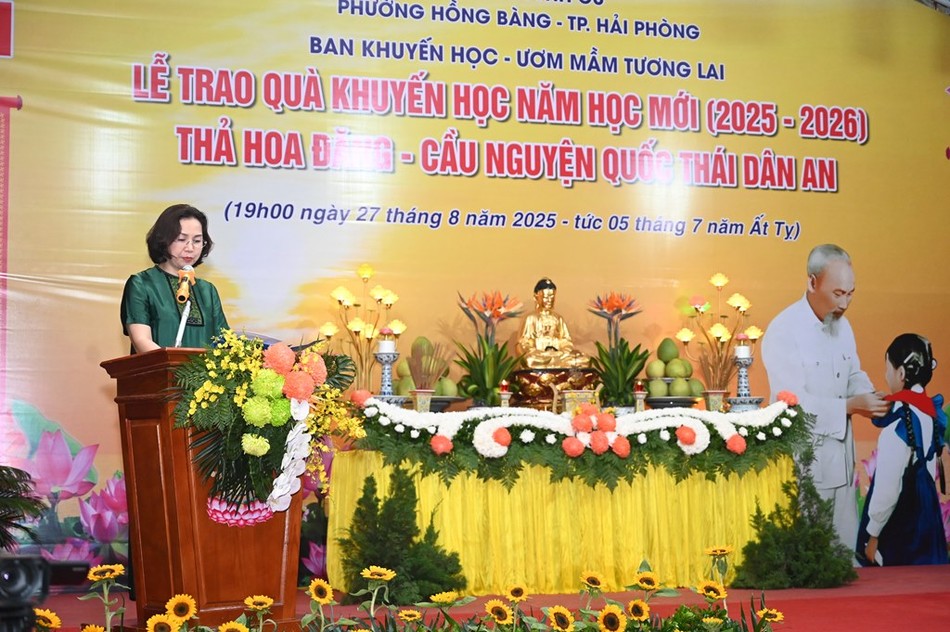 Phó Chủ tịch UBND P.Hồng Bàng Nguyễn Thị Vân Anh phát biểu chúc mừng