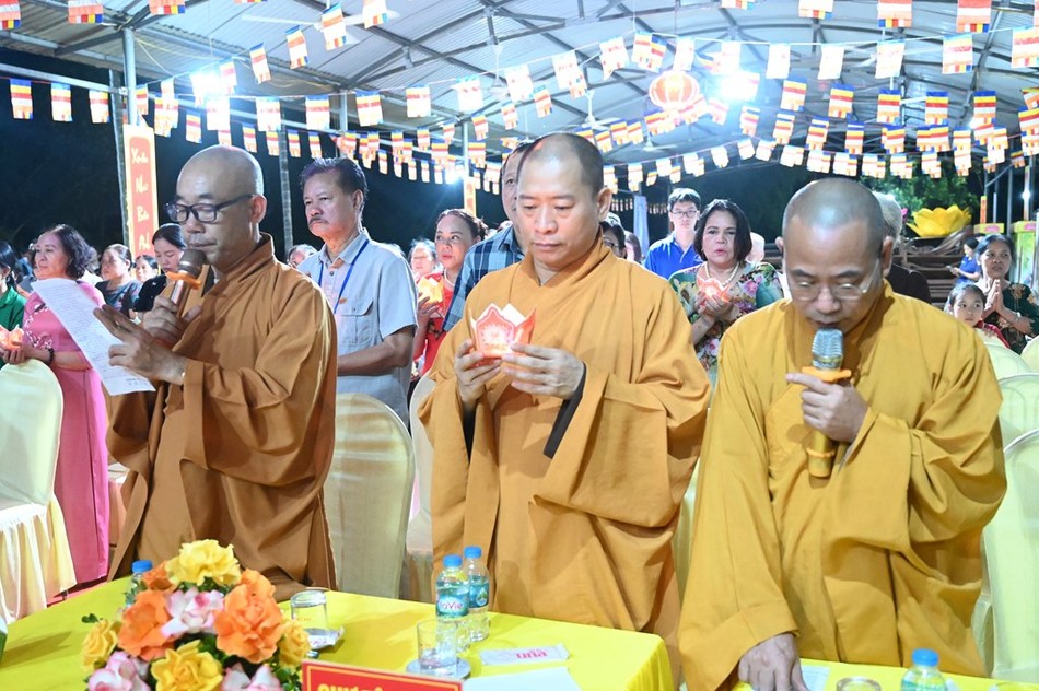 Lễ thắp hoa đăng cầu nguyện