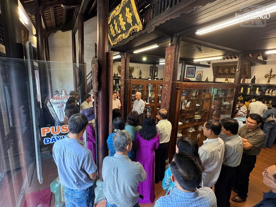 Đông đảo khách tham quan thưởng lãm Đông đảo khách tham quan thưởng lãm