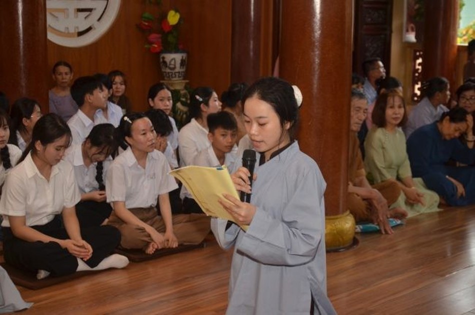 Thí sinh đọc lại bài viết của mình tại buổi trao giải Thí sinh đọc lại bài viết của mình tại buổi trao giải