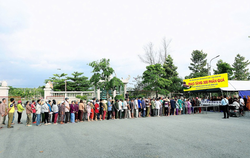 Có 300 phần quà được trao tặng đến bà con có hoàn cảnh khó khăn tại xã Bình Lợi, TP.HCM