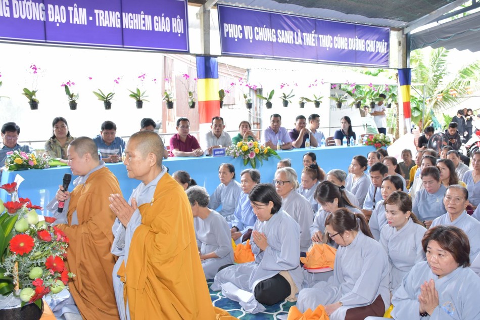 Sư cô Thích nữ Huệ Hà dâng lời phát nguyện Sư cô Thích nữ Huệ Hà dâng lời phát nguyện