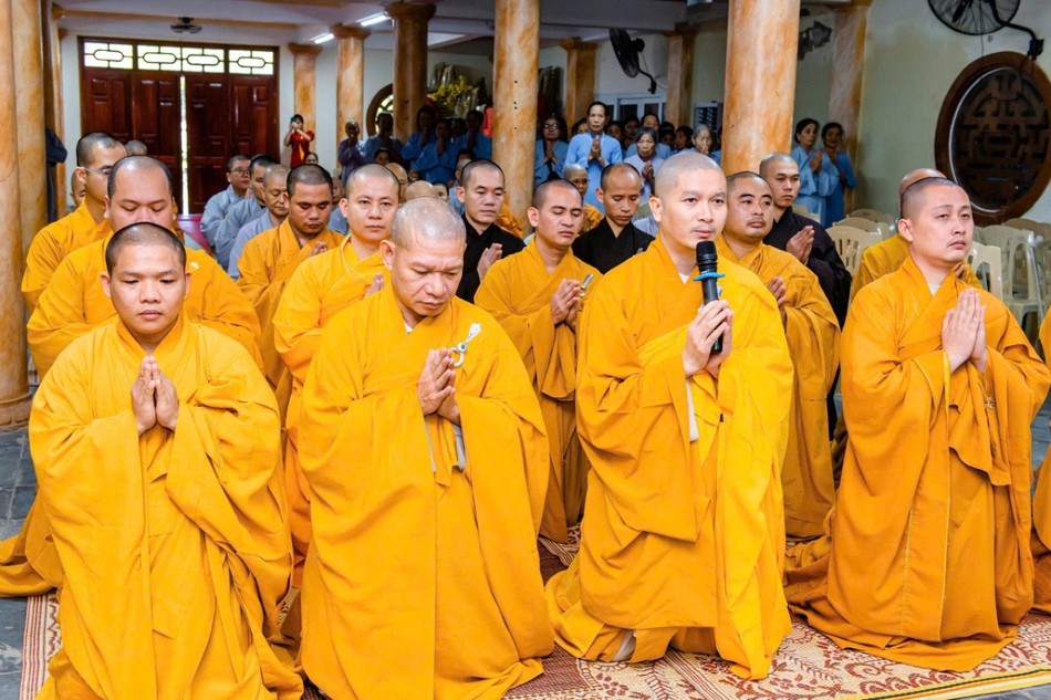 Đại diện chư hành giả an cư tại trường hạ chùa Khải Nam dâng lời tác bạch Đại diện chư hành giả an cư tại trường hạ chùa Khải Nam dâng lời tác bạch