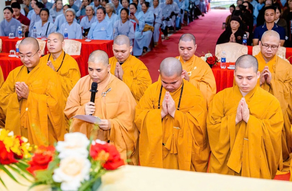 Đại diện chư hành giả an cư tại hạ trường chùa Linh Cảnh dâng lời tác bạch Đại diện chư hành giả an cư tại hạ trường chùa Linh Cảnh dâng lời tác bạch