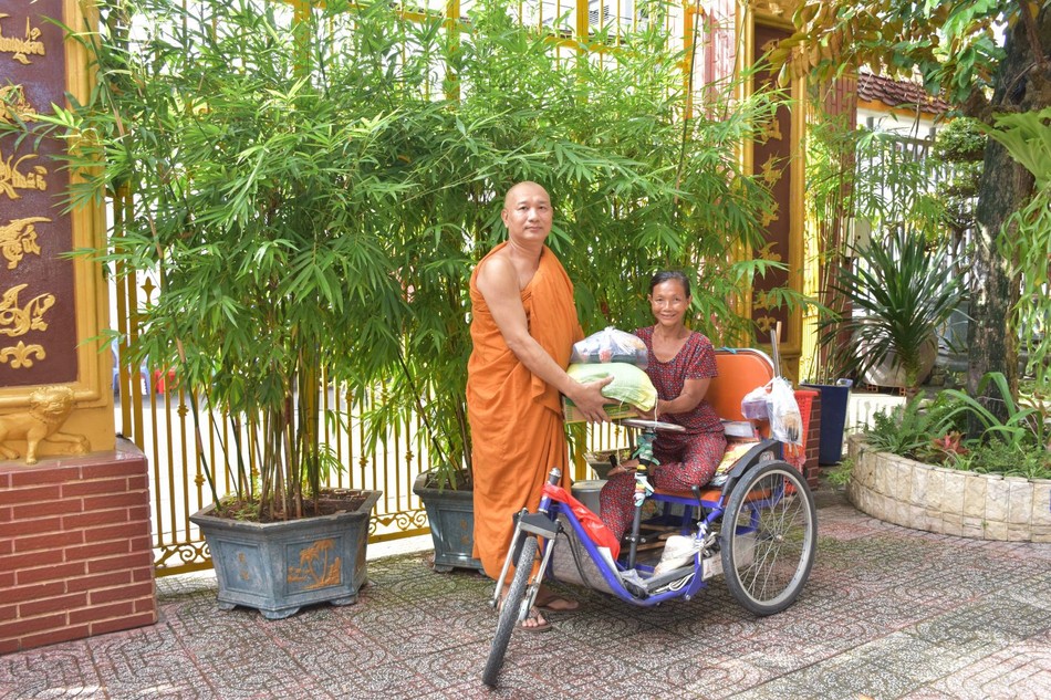 Đại đức Thích Minh Sĩ trao quà đến người khuyết tật Đại đức Thích Minh Sĩ trao quà đến người khuyết tật