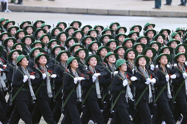 Khối nữ Du kích miền Nam - Những &quot;Cô Ba dũng sĩ tay súng, tay cày&quot;, sục sôi ý chí &quot;giặc đến nhà đàn bà cũng đánh&quot;! Khoác khăn rằn, đội nón tai bèo, luôn bám xóm, bám ấp, đánh giặc mọi lúc, mọi nơi, có vai trò quan trọng trong ba mũi giáp công: quân sự, chính trị và binh địch vận; góp phần làm nên Đại thắng mùa Xuân năm 1975