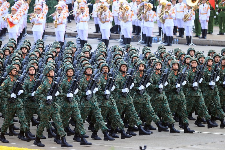 Khối chiến sĩ Tác chiến điện tử - Ra đời, trưởng thành qua các cuộc kháng chiến, lực lượng Tác chiến điện tử đã góp phần quan trọng làm nên những thắng lợi vĩ đại của dân tộc. Trong thời kỳ mới, lực lượng Tác chiến điện tử được xây dựng tinh, gọn, mạnh, hiện đại, sẵn sàng chiến đấu cao, bảo vệ các mục tiêu trọng yếu của Đảng, Nhà nước và Quân đội; xứng đáng là những chiến binh thầm lặng giữ vững môi trường hòa bình, ổn định để phát triển đất nước