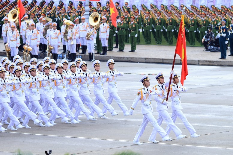 Khối sĩ quan Hải quân - Hơn 70 năm xây dựng, chiến đấu và trưởng thành, Hải quân Nhân dân Việt Nam đã lập nhiều chiến công xuất sắc; góp phần vào thắng lợi vĩ đại của dân tộc; hun đúc nên truyền thống &quot;chiến đấu anh dũng, mưu trí sáng tạo, làm chủ vùng biển, quyết chiến quyết thắng&quot;. Ngày nay, Quân chủng Hải quân được xây dựng &quot;cách mạng, chính quy, tinh nhệ, hiện đại&quot;; phát huy tốt vai trò nòng cốt bảo vệ vững chắc chủ quyền biển, đảo thiêng liêng của Tổ quốc