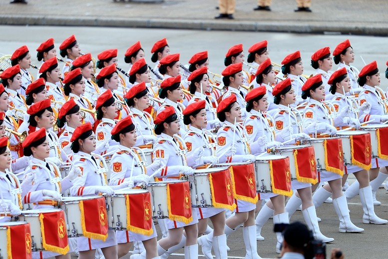 Khối nữ Quân nhạc - Trong cuộc đấu tranh giải phóng dân tộc, thống nhất đất nước, tiếng kèn xung trận của các chiến sĩ Quân nhạc đã tiếp thêm sức mạnh, thôi thúc quân và dân ta anh dũng chiến đấu, chiến thắng mọi kẻ thù xâm lược. Ngày nay, những âm thanh hùng tráng đầy tự hào ấy tiếp tục ngân vang trong các sự kiện trọng đại của đất nước, cổ vũ toàn Đảng, toàn dân, toàn quân chung sức, đồng lòng xây dựng đất nước ngày càng phồn vinh, hạnh phúc