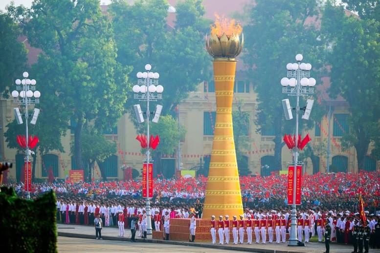 Ngọn lửa được Trung tướng, Anh hùng Lực lượng Vũ trang Nhân dân Nguyễn Đức Soát, nguyên Phó tổng Tham mưu trưởng Quân đội Nhân dân Việt Nam thắp sáng lên đài lửa - biểu tượng khát vọng của dân tộc Việt Nam - Ảnh: Nhật Bắc Ngọn lửa được Trung tướng, Anh hùng Lực lượng Vũ trang Nhân dân Nguyễn Đức Soát, nguyên Phó tổng Tham mưu trưởng Quân đội Nhân dân Việt Nam thắp sáng lên đài lửa - biểu tượng khát vọng của dân tộc Việt Nam - Ảnh: Nhật Bắc