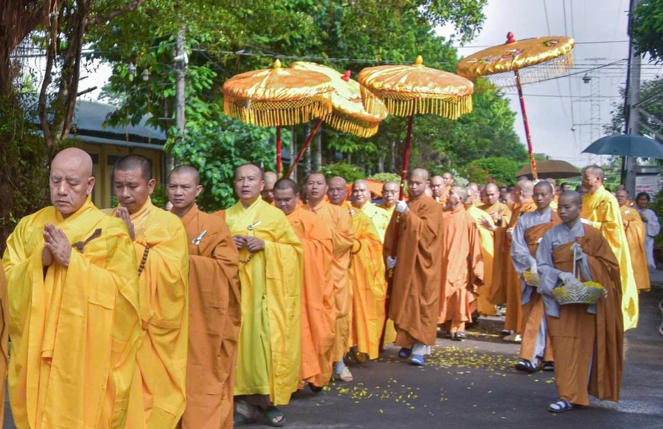 Cung thỉnh nhục thân cố Thượng tọa Thích Quảng Tánh nhập kim quan trong tiếng niệm Phật của đông đảo Tăng Ni, Phật tử